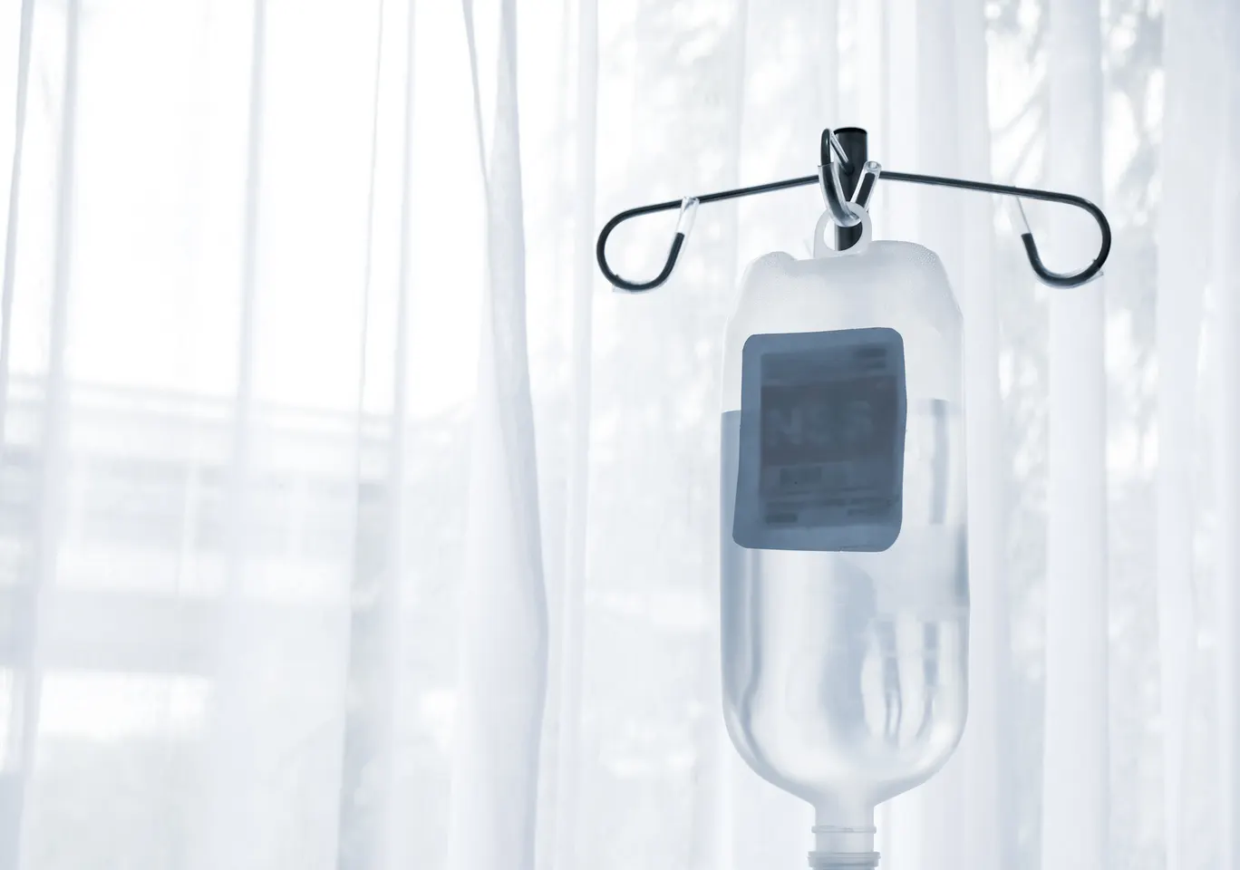 Kroplówki witaminowe Środa Śląska: butelka płynu infuzyjnego zawieszona przy oknie