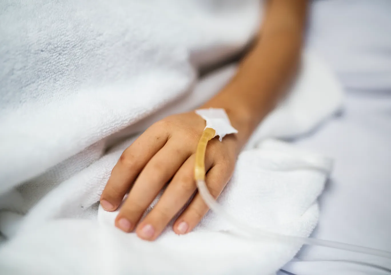Kroplówki witaminowe Środa Śląska: dłoń pacjenta z założonym wenflonem