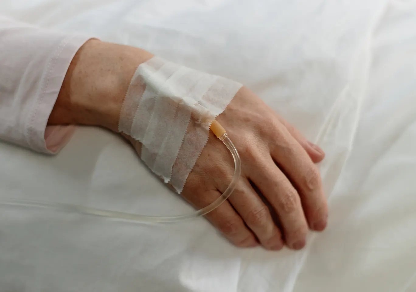 Kroplówki witaminowe Oleśnica: dłoń z podłączoną kroplówką w spokojnym kadrze