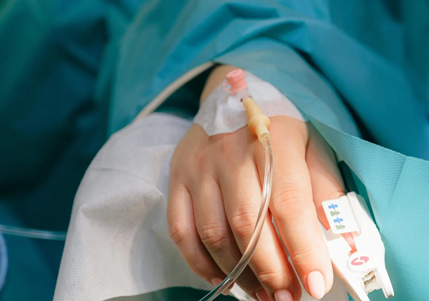 Detoks alkoholowy Oborniki Śląskie: dłoń z wenflonem i pulsoksymetrem pod nadzorem