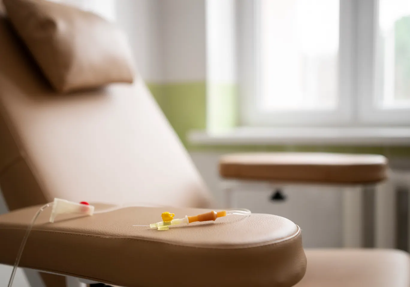 Kroplówki witaminowe Kąty Wrocławskie: fotel zabiegowy z przygotowaną linią infuzyjną