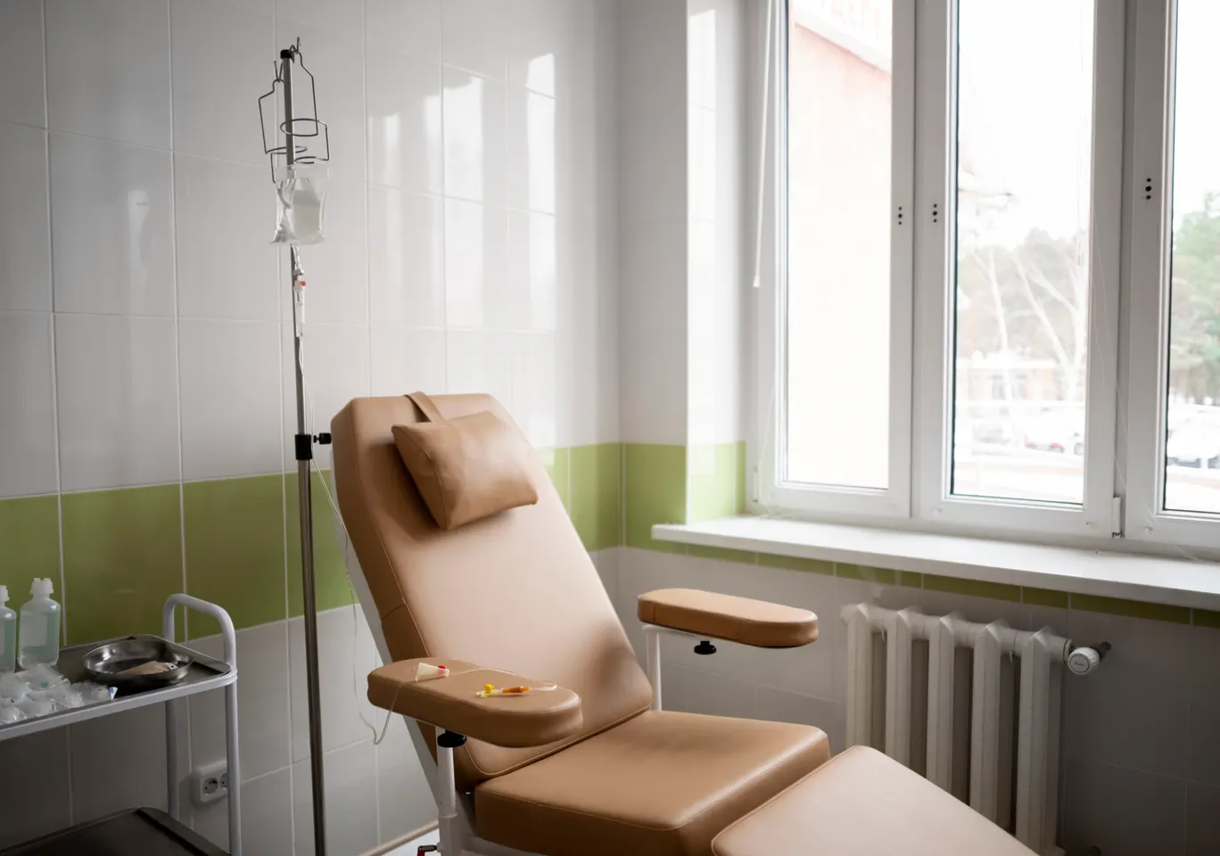 Kroplówki witaminowe Jelcz-Laskowice: gabinet zabiegowy z fotelem i stojakiem na kroplówkę