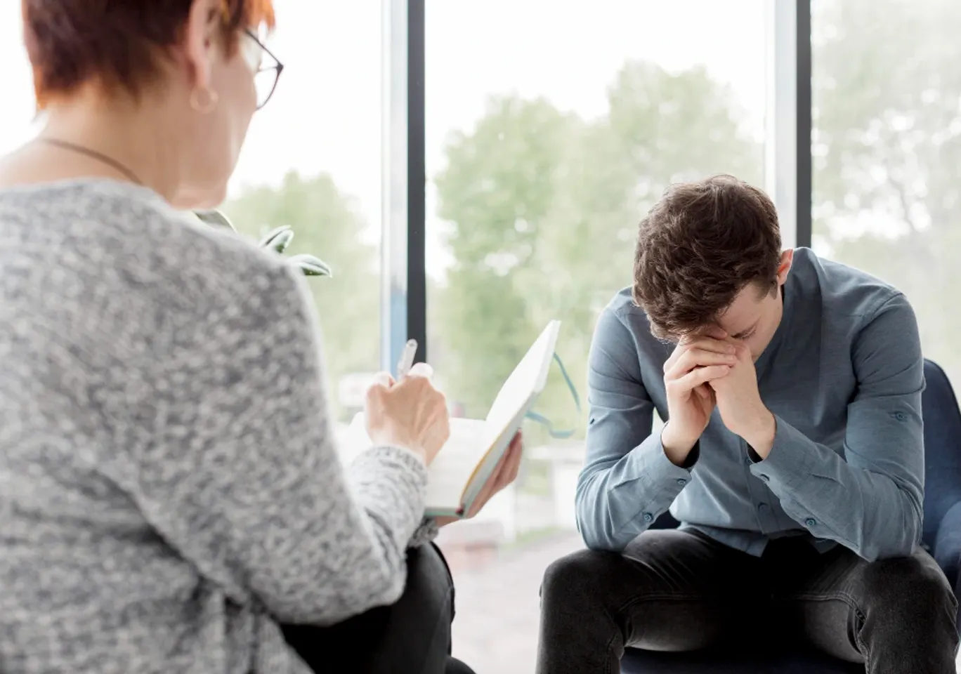 Konsultacja psychiatryczna Wrocław - e-recepta: konsultacja u terapeuty przy oknie