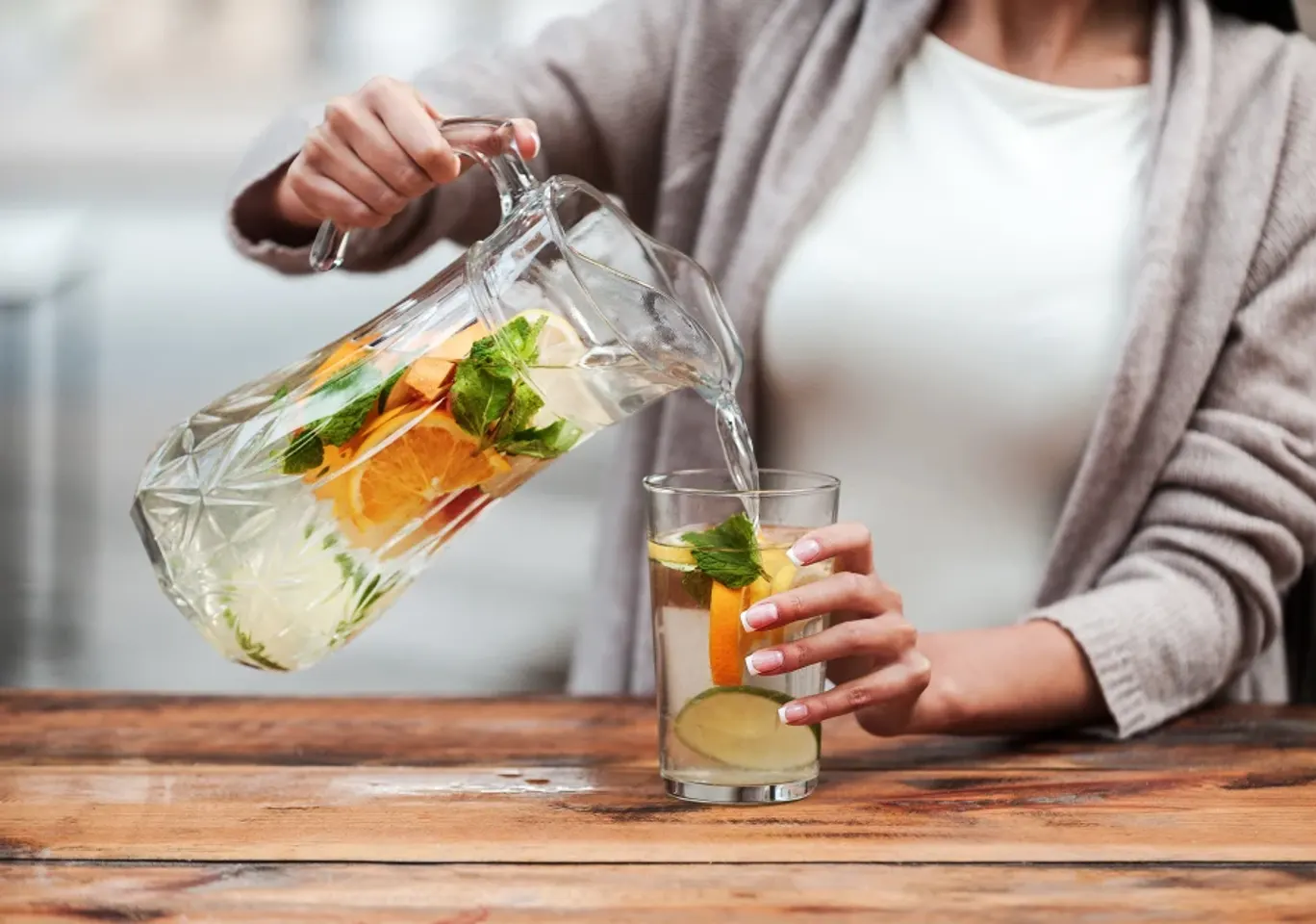 Leczenie alkoholizmu Wrocław: napój bezalkoholowy z owocami nalewany do szklanki