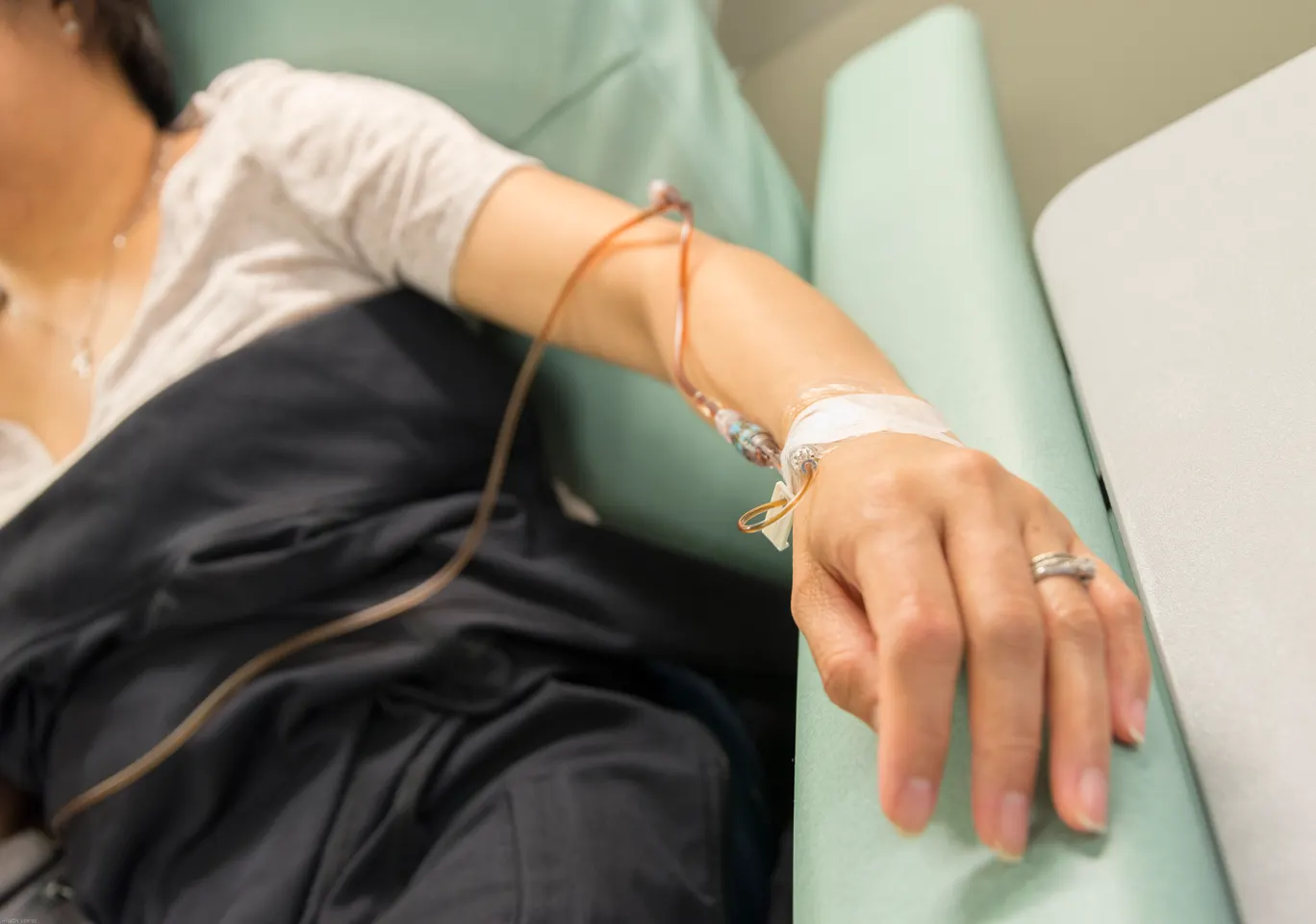 Kroplówki witaminowe Wrocław: ręka z podłączoną linią infuzyjną w trakcie zabiegu