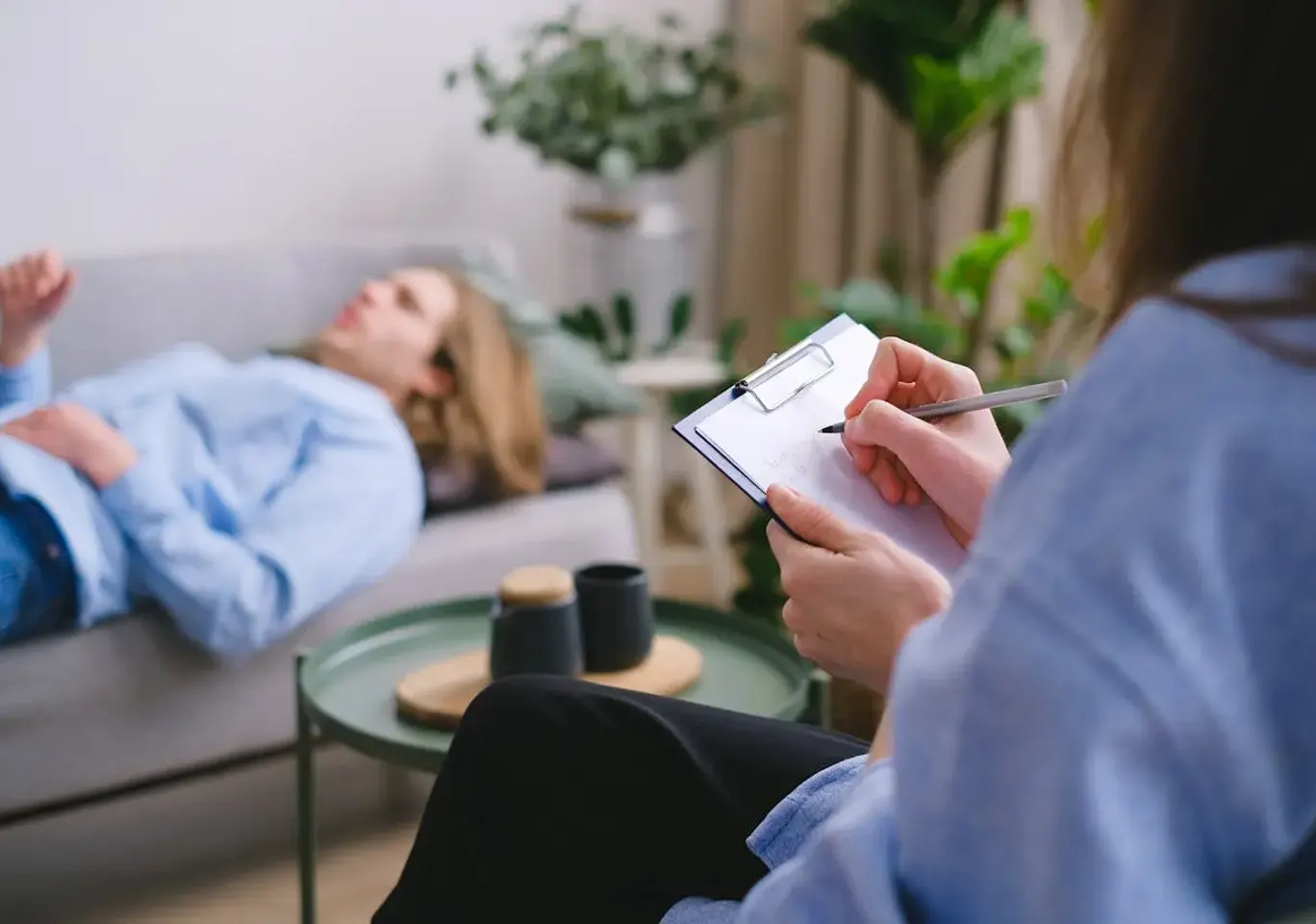 Leczenie uzależnień behawioralnych Wrocław: sesja terapeutyczna na kozetce